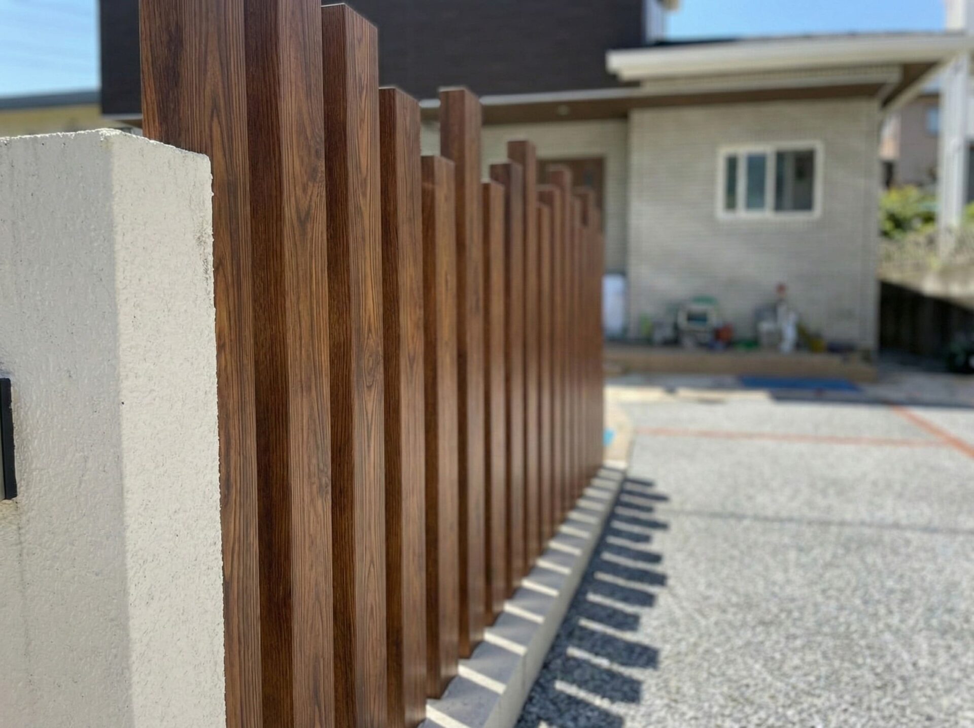 枕木の目隠しと人工芝